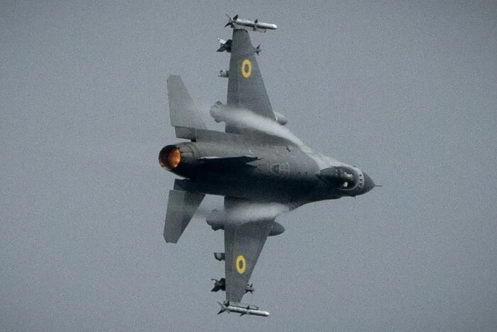 Ukrainischer Kampfjet F-16 schoss feindlichen Su-35 in der Kursk-Region ab – Bild