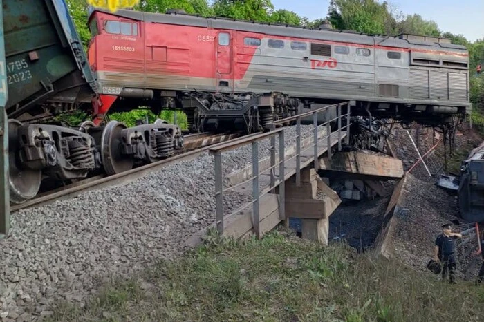 Bridge Collapses in Russia: Investigative Committee Questions Whether It Was a Terrorist Attack
