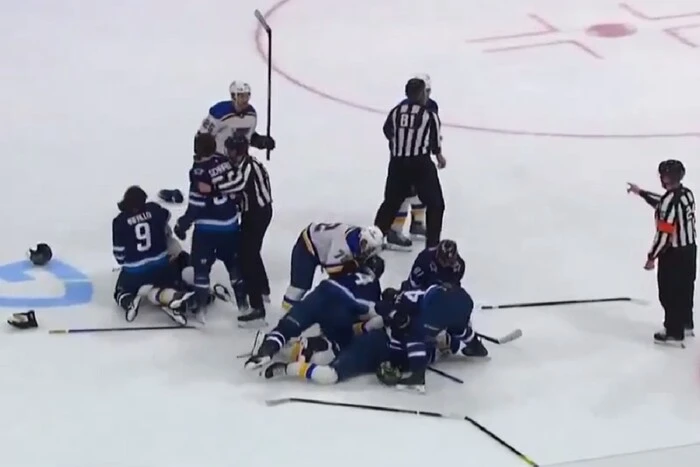 Das Playoff-Spiel der NHL zwischen Winnipeg und St. Louis endete mit einer Massenschlägerei
