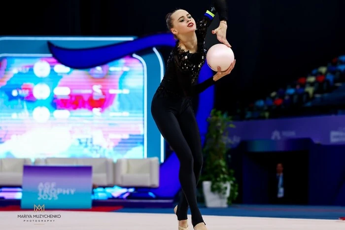 Taisija Onofrijtschuk hat eine weitere Medaille beim Weltcup im rhythmischen Sportgymnastik gewonnen