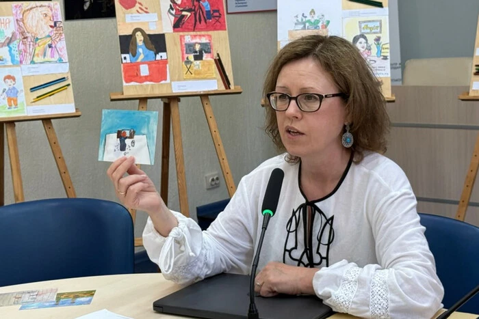 Jestem z rodziny dziennikarzy: Krajowy Związek Dziennikarzy Ukrainy zaprezentował serię pocztówek z okazji Dnia Dziennikarza