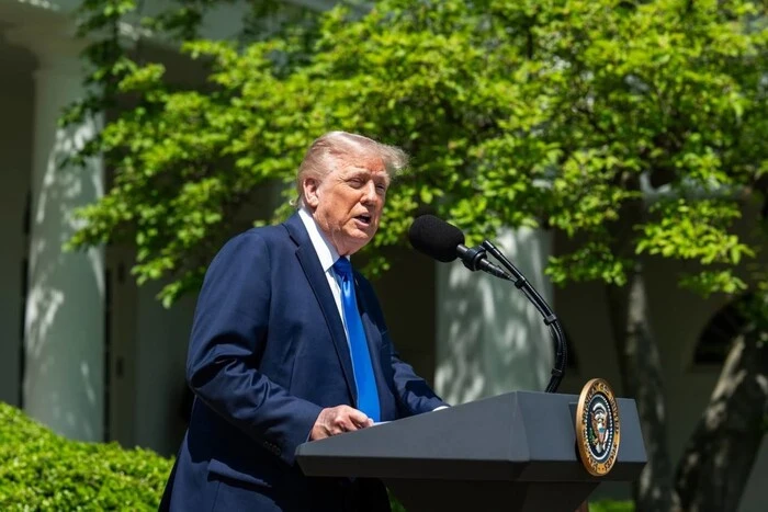 Трамп у костюмі Папи Римського