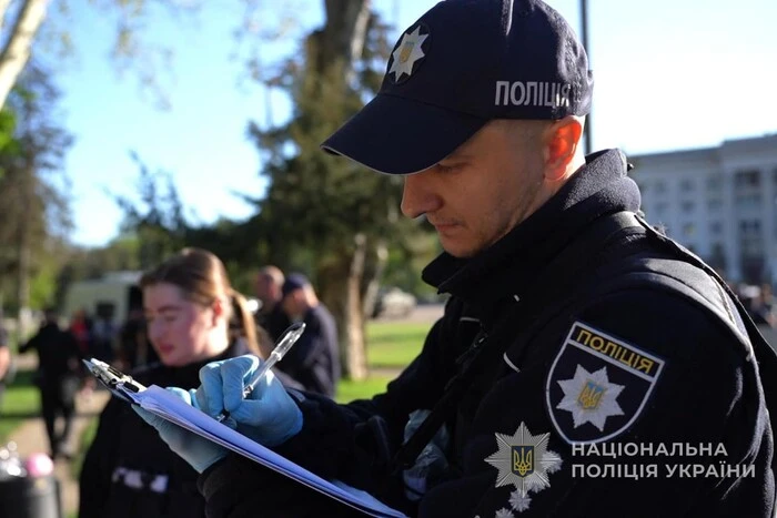 Чоловік з ножами атакує поліцейських