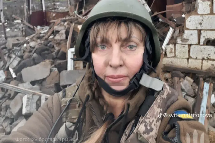 Медсестра в боевой форме рядом с военными