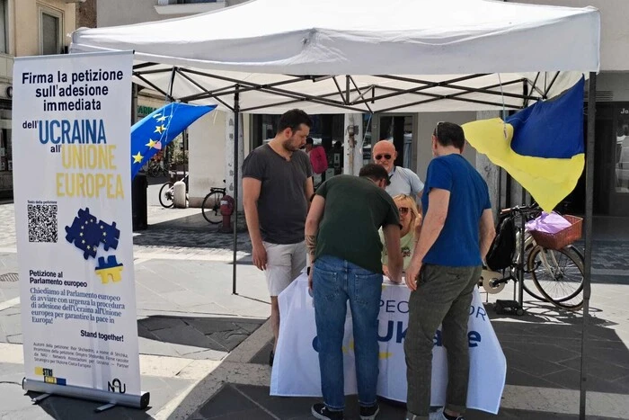 In Italien griff ein Mann Freiwillige an, die Unterschriften für den EU-Beitritt der Ukraine sammelten