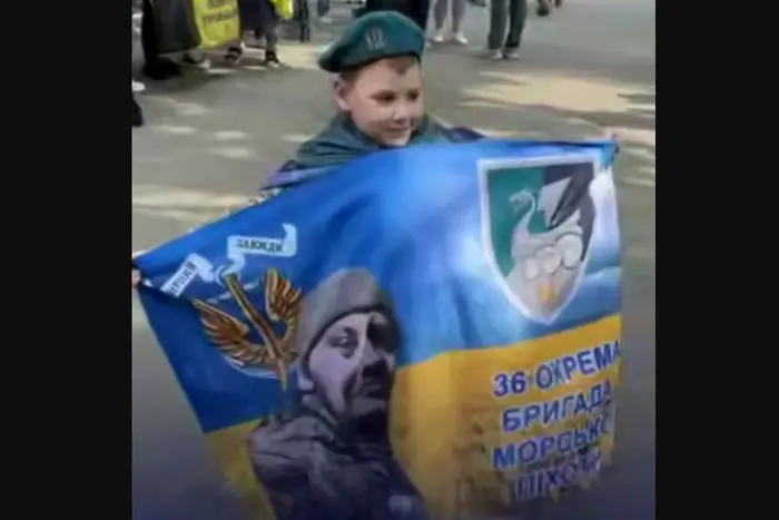 Boy meets Ukrainians released from Russian captivity: hopes to find dad (video)