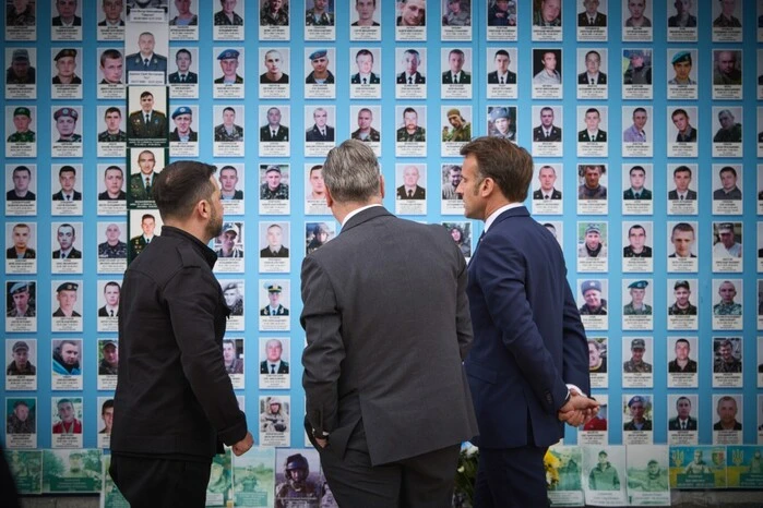 Selenskyj, Macron und Starmer spazieren durch Kiew
