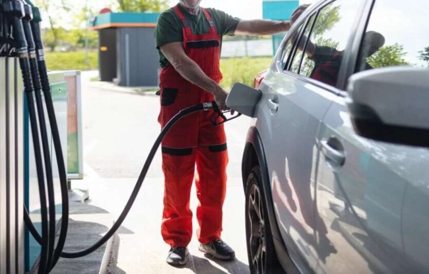Gas stations show impressive price range for A-95 in Kyiv: from 53 to 62 hryvnias per liter
