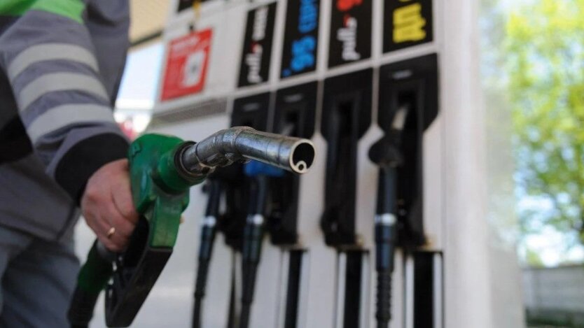 The expert explained how the dollar exchange rate affects the price of every liter of gasoline: what to expect this summer