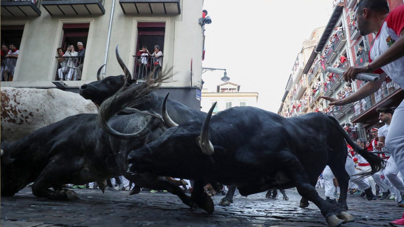 Na festiwalu San Fermín dziesiątki osób zostały ranne podczas biegu z bykami