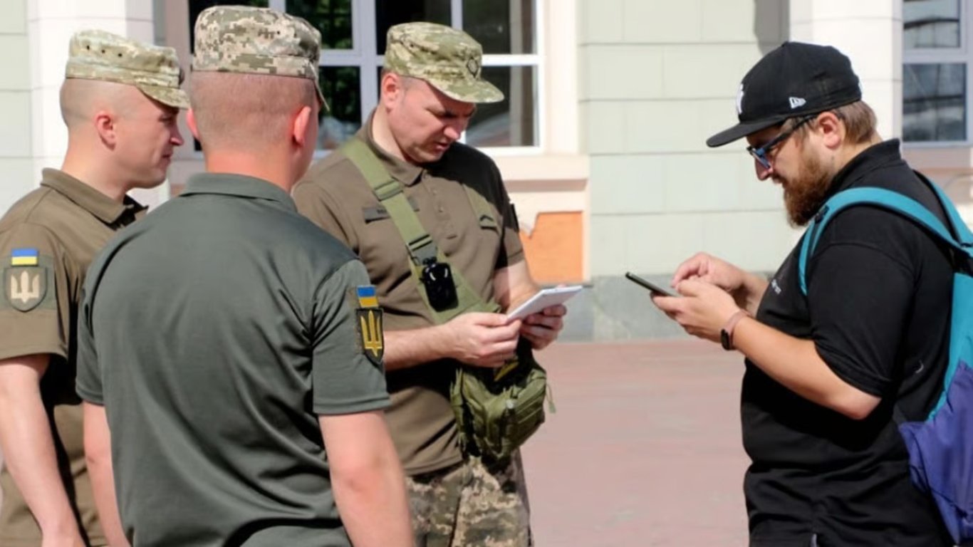 Военный прокомментировал последние удары РФ по ТЦК