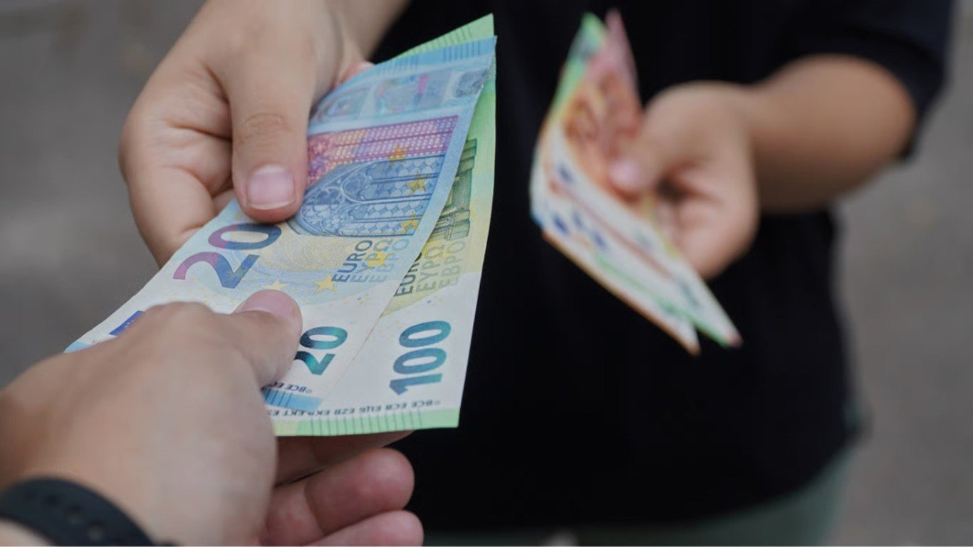 Kyiv residents spoke about whether they are buying euros at the record exchange rate