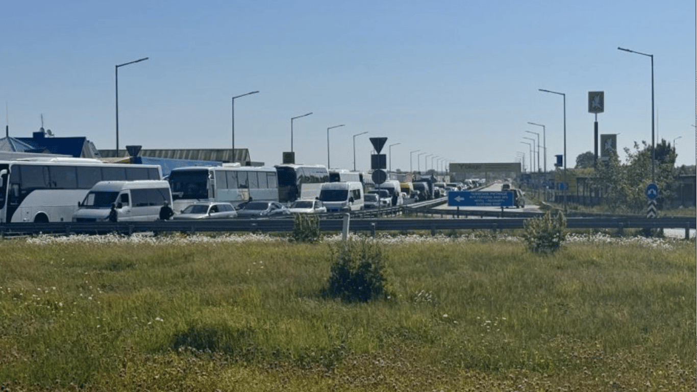 Авто стоять на границе с четырьмя странами — очереди с утра
